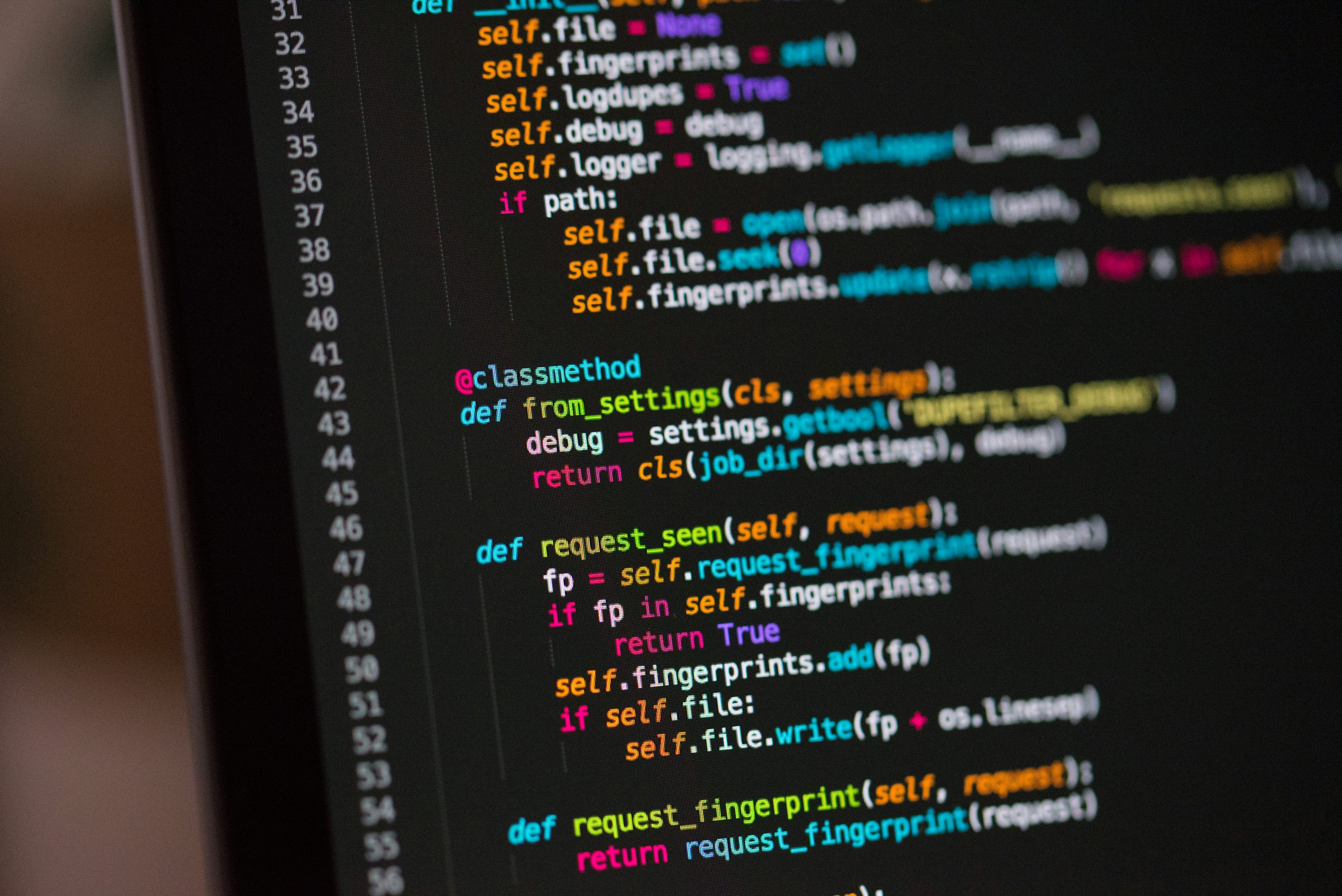 Una computadora con código escrito en un lenguaje de programación (python)